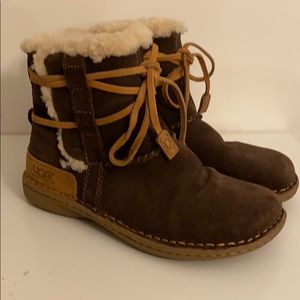 EUC UGG La Jolla short girls boot Sz 3